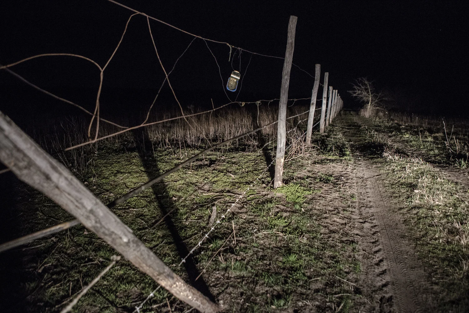 Des traces du passage de migrants à la frontière serbo-hongroise.