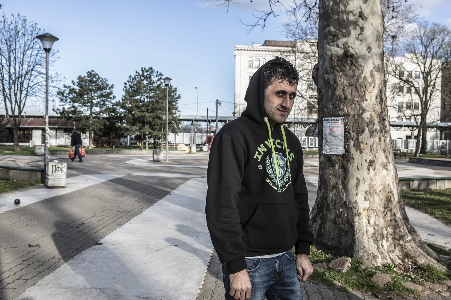 Un demandeur d’asile afghan récemment arrivé de Macédoine attend dans un parc proche de la gare routière de Belgrade, d’où il prendra un bus pour Subotica