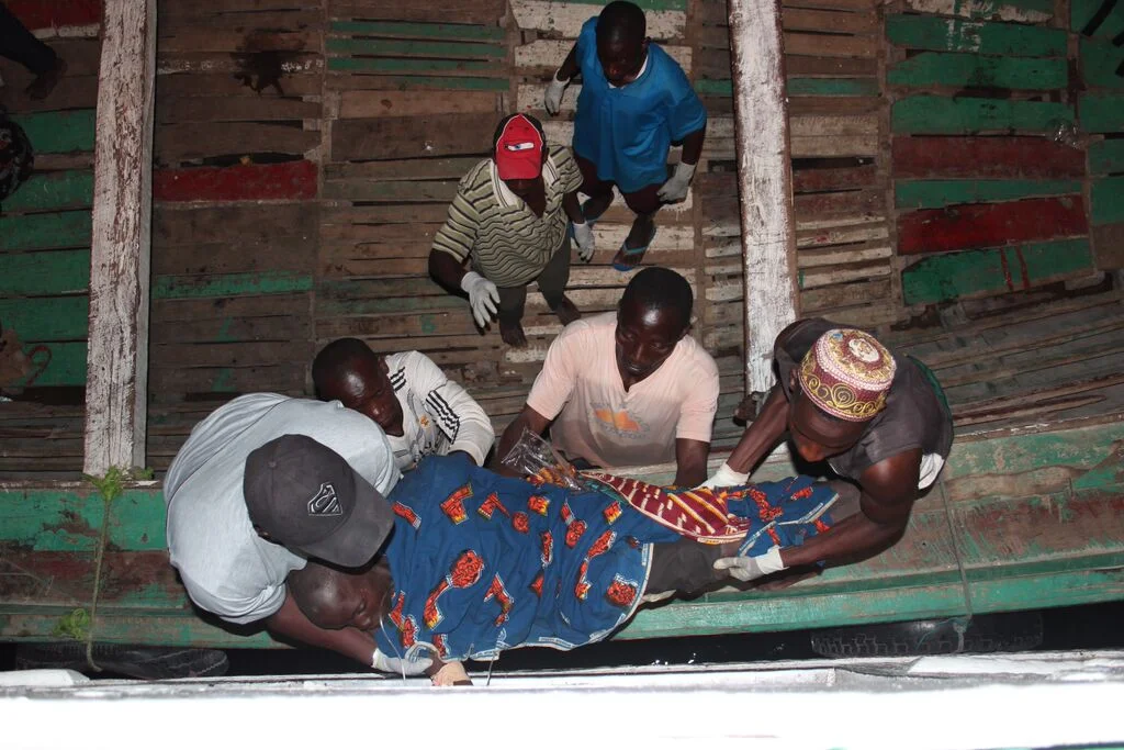 Les conditions sanitaires se détériorent pour les réfugiés qui vivent sur la rive du lac Tanganyika en attendant d’être transférés par ferry jusqu’à Kigoma, en Tanzanie. (Bill Marwa/Oxfam)