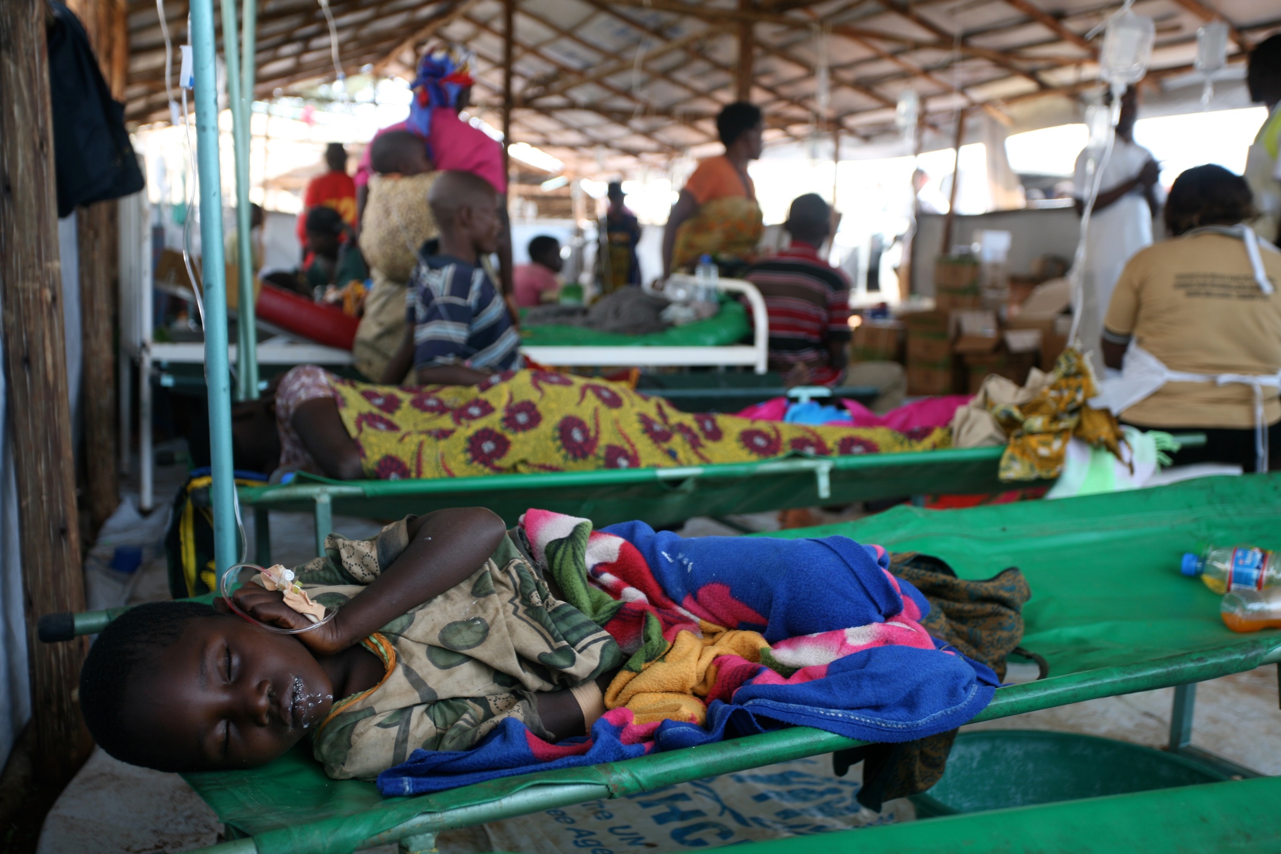 Un enfant dort pour se remettre de son voyage, dans le dispensaire du stade du lac Tanganyika, à Kigoma, en Tanzanie