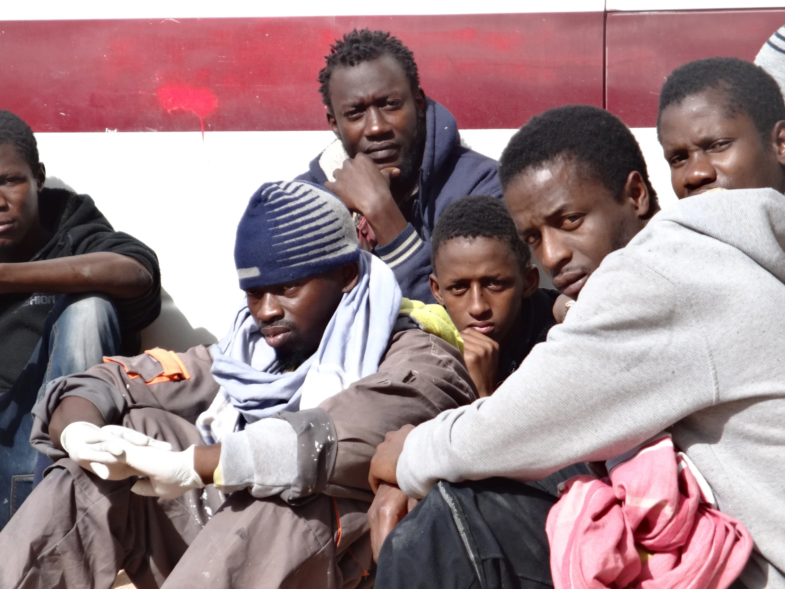 Des migrants rassemblés à l’extérieur du centre de rétention