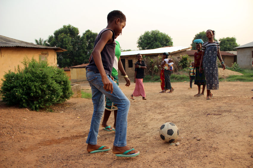 Rosaline joue au football avec ses amis après l'école et le week-end.