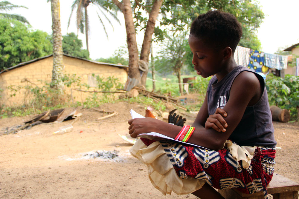 Rosaline lit ses cours de biologie ; plus tard, elle espère entrer à l'école de médecine.