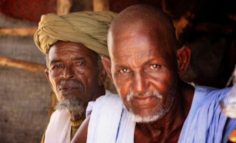 L’érudit religieux Moulaye Ely Ould Zein derrière son frère Ahmed