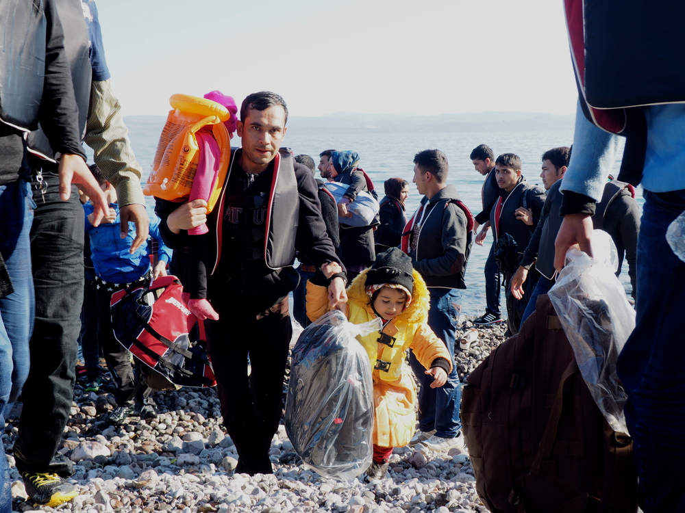 A migrant family comes ashore at Sklala Sykaminias. The majority of arrivals to Greece are Syrians, followed by Afghans (Giula Bertoluzzi/IRIN)