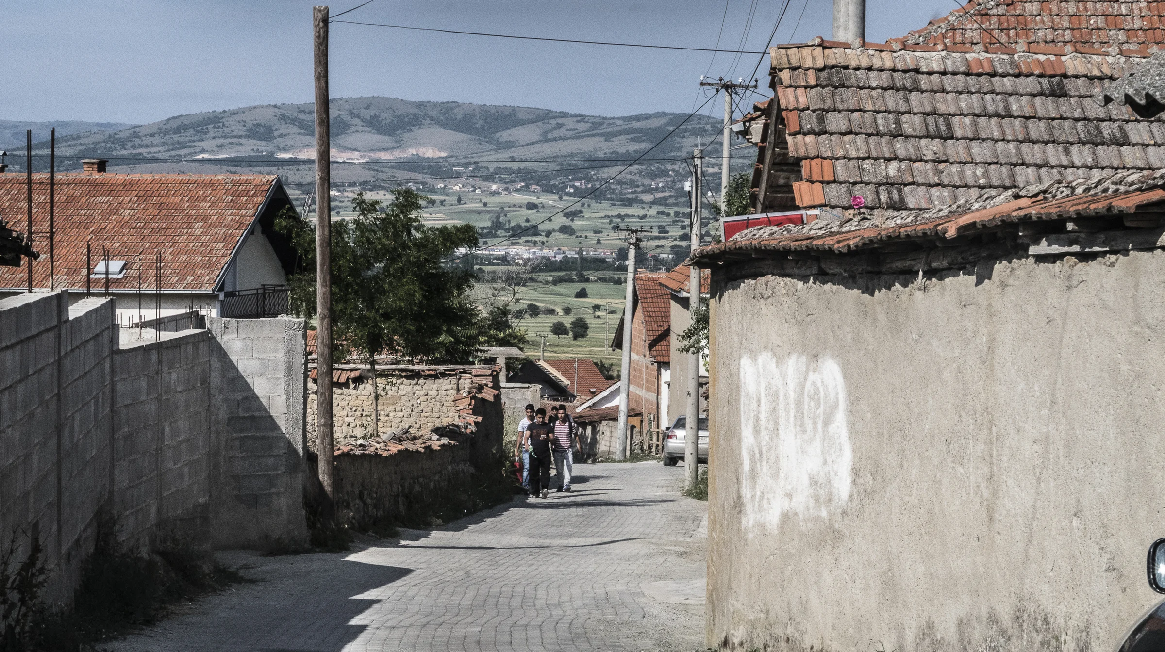 A group of migrants entering Vaksince where they are extremely vulnerable to kidnapping by criminal gangs.