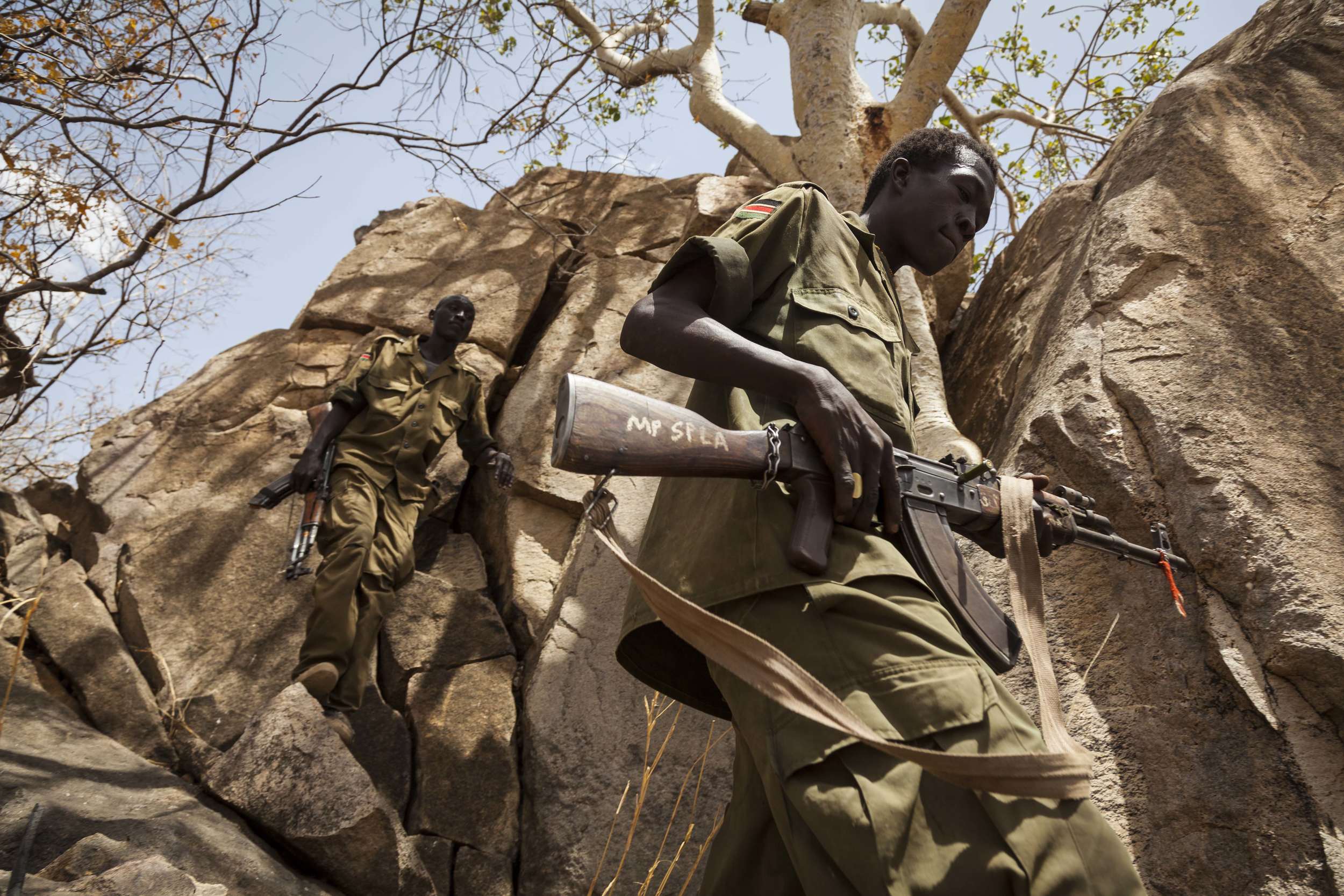 جنود من الجيش الشعبي  لتحرير السودان - قطاع الشمال يتسلقون جبال جنوب كردفان، في السودان، 25 أبريل 