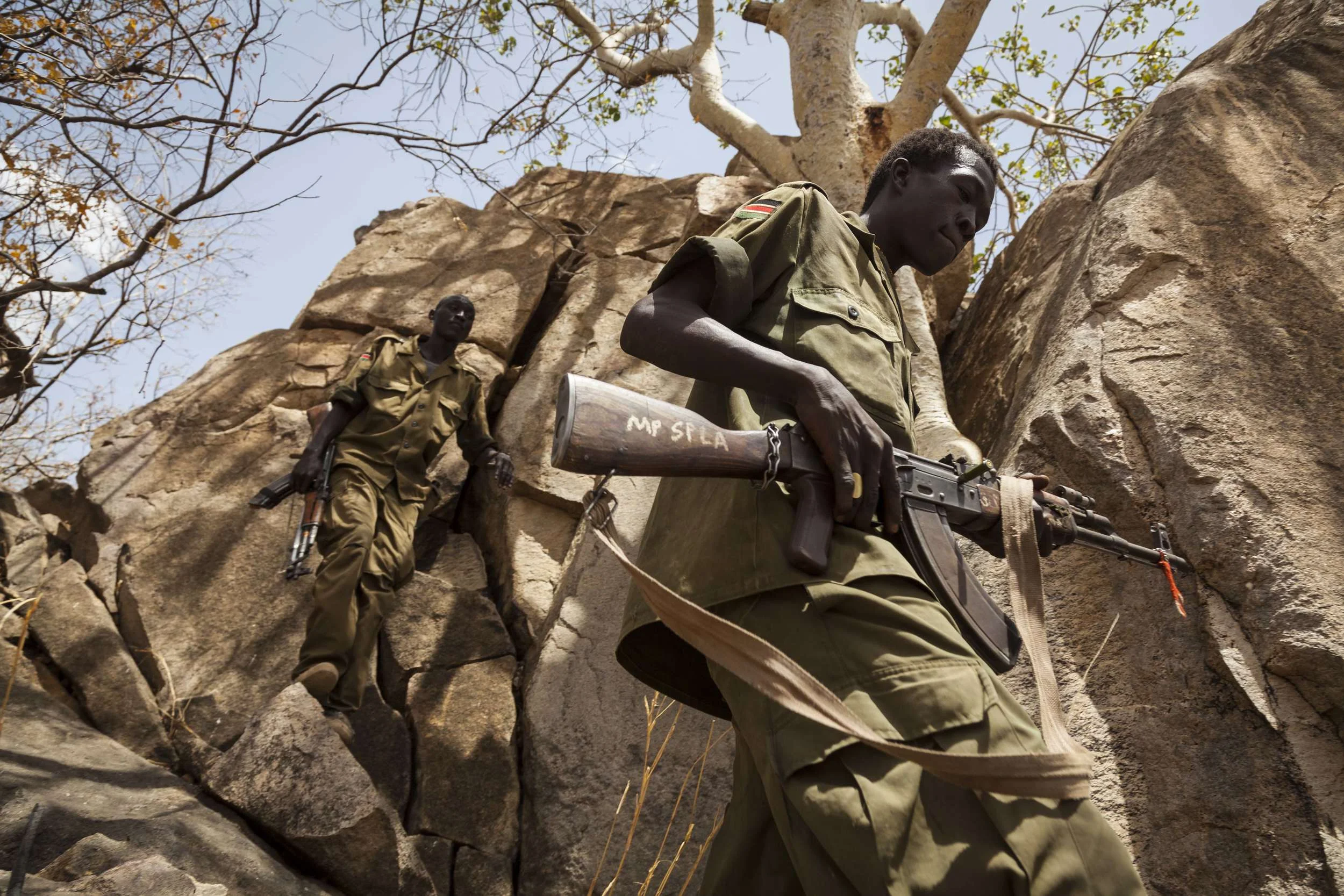 جنود من الجيش الشعبي لتحرير السودان - قطاع الشمال يتسلقون جبال جنوب كردفان، في السودان، 25 أبريل