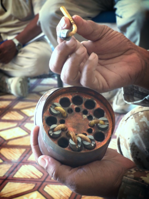 واحد من الألغام الصغيرة ذات الصناعة المنزلية التي عثرت عليها فرق نزع الألغام 