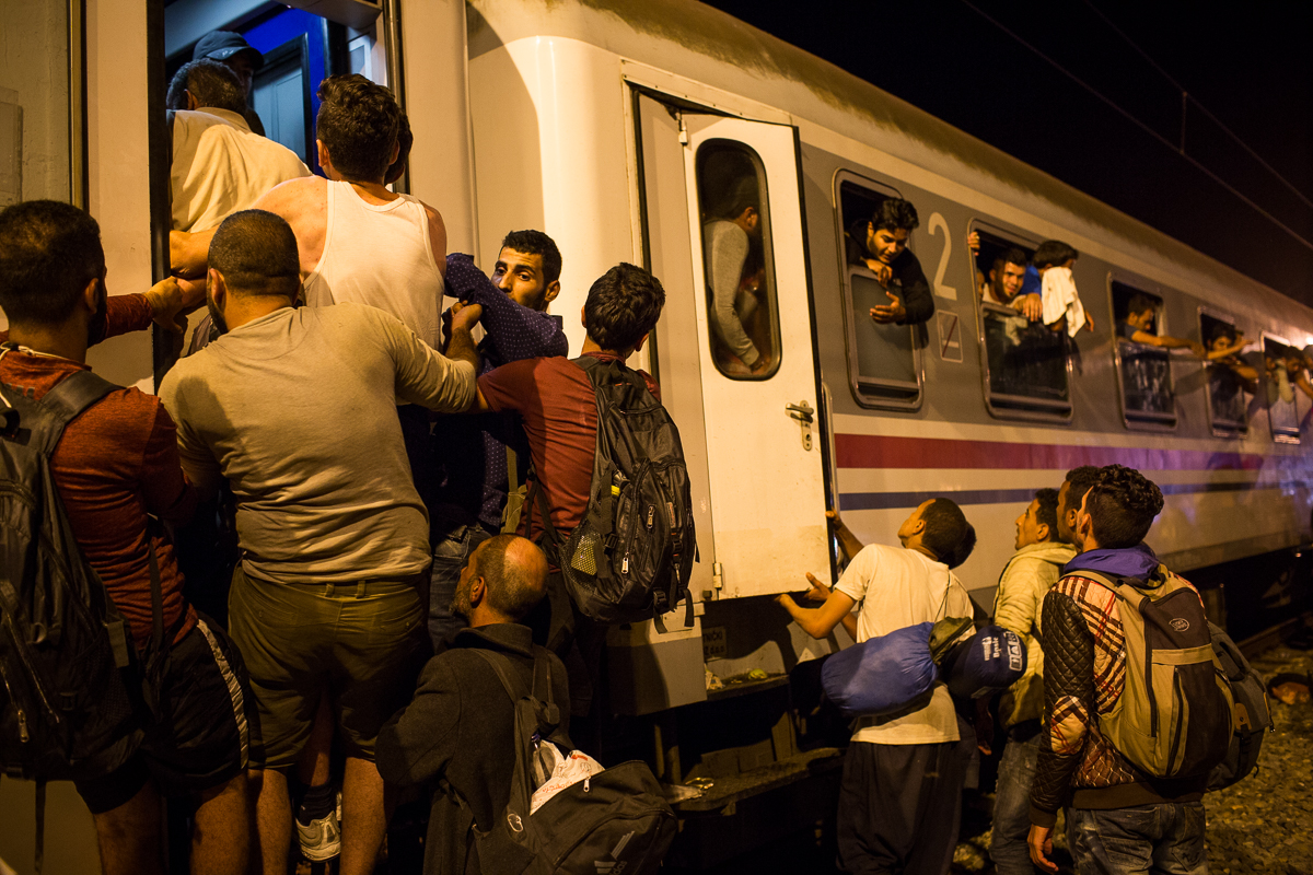 Environ seulement deux trains partent de Tovarnik chaque jour. Le nombre de passagers en attente dépasse de loin le nombre de places disponibles et les autorités s’efforcent de donner la priorité aux familles avec enfants. 