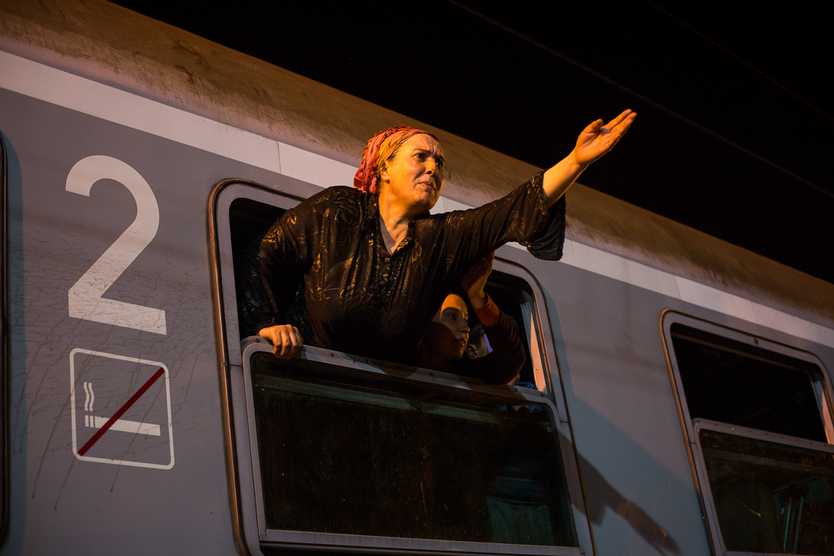 Une femme essaye de convaincre les officiers de police de permettre à son mari de monter dans le train avec elle, mais les portes sont déjà fermées. Les familles sont souvent séparées dans la cohue des personnes qui essayent de monter dans les trains. 
