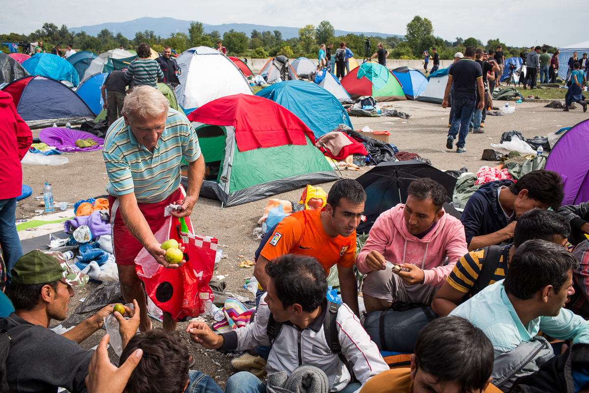 « S’il vous plait, prenez-les, elles sont très, très bonnes », dit un Croate, en offrant des pommes à des réfugiés afghans qui se trouvent à la frontière depuis plusieurs jours. 