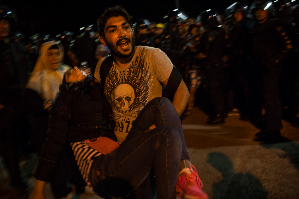 شابة تعرضت للإغماء بسبب وجودها وسط حشد كبير من اللاجئين الذين كانوا يحاولون استقلال الحافلات التي تنظمها السلطات الكرواتية لنقلهم من توفارنيك إلى العاصمة زغرب.
