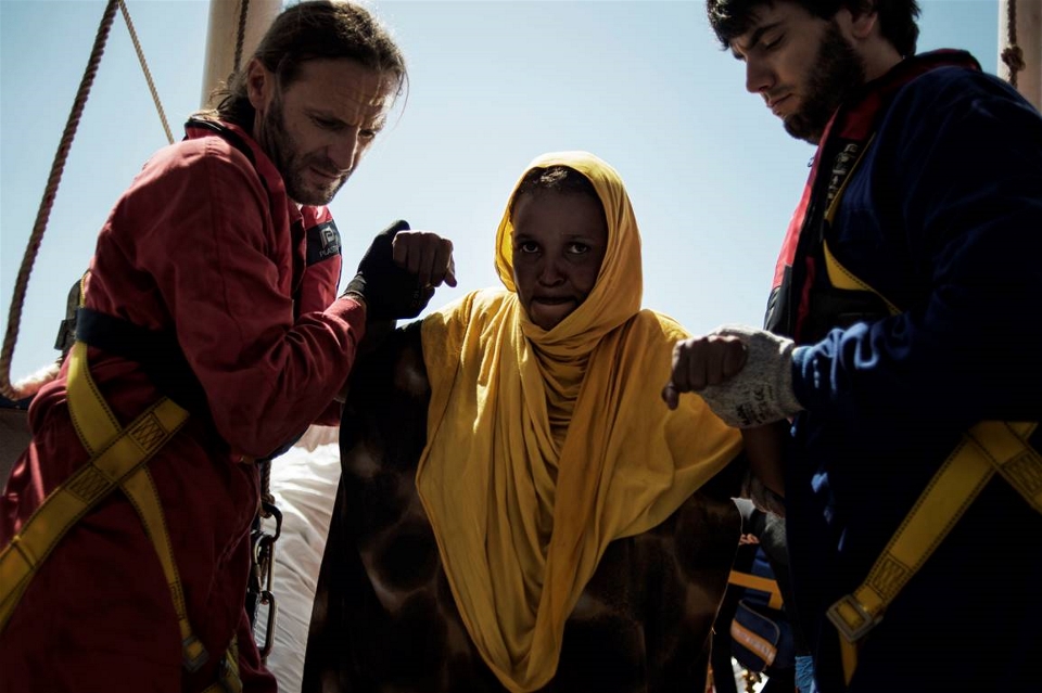 A pregnant Somali woman is helped onto an MSF boat after being rescued at sea on 23 August (Alessio Romenzi/IRIN)