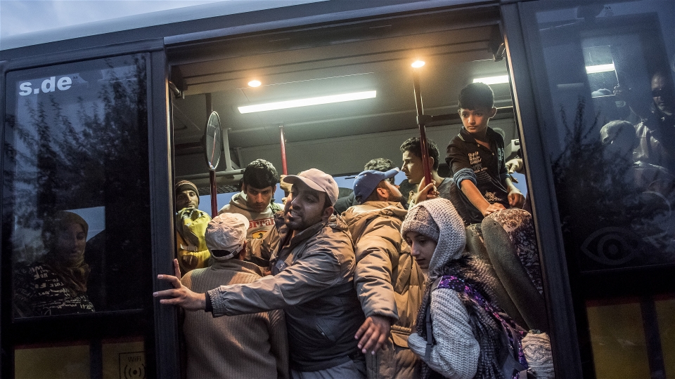 Refugees cram into a bus that will take them from an interim reception centre in Kanjiza, northern Serbia, to the Hungarian border about 10 miles away just before Hungary sealed off its border (András Hajdú/IRIN)