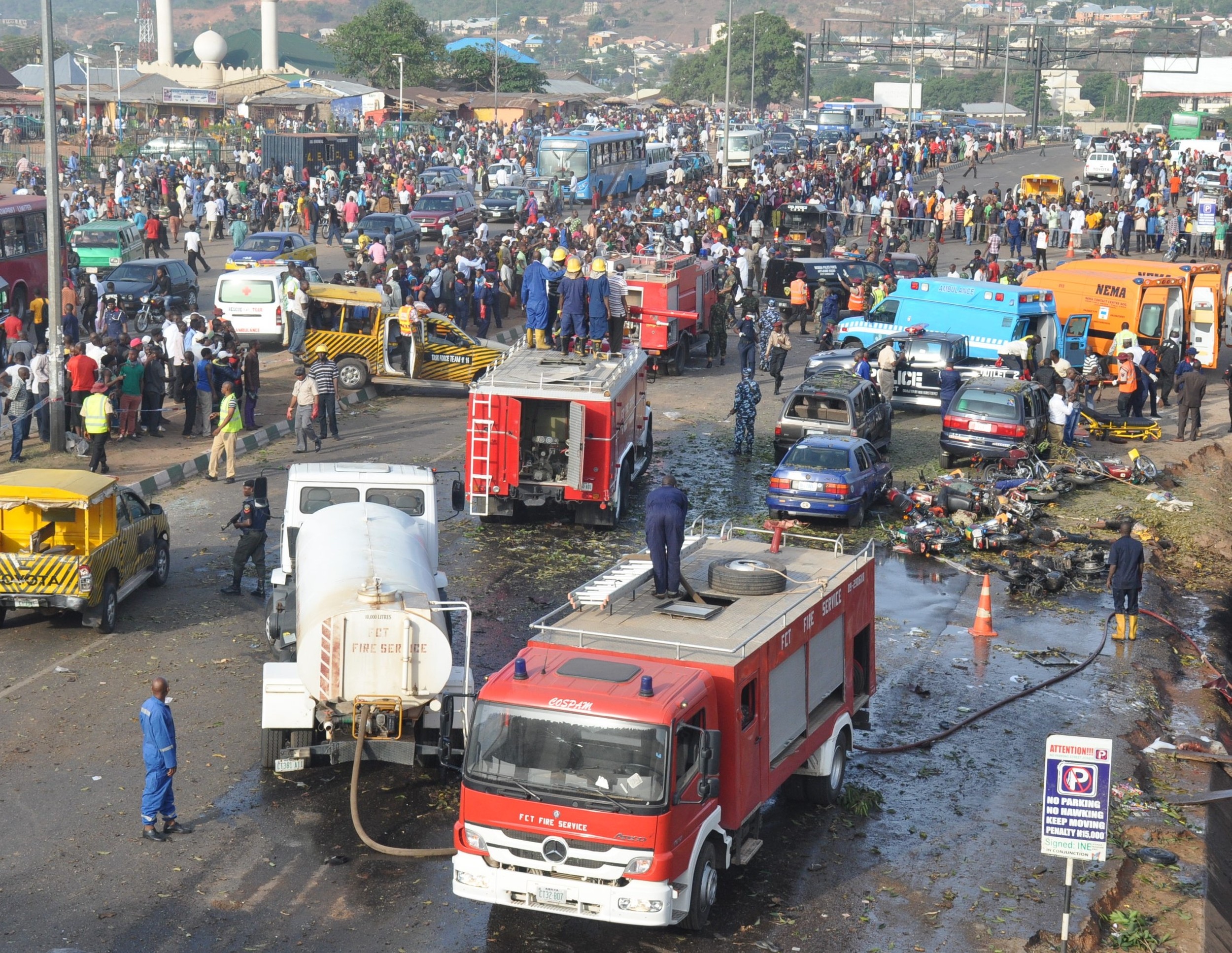 Après l’explosion : 75 personnes sont mortes dans un attentat à la voiture piégée perpétrée par Boko Haram dans l’enceinte de la gare routière d’Abuja en avril 2014 (Ikechukwu Ibe/IRIN)