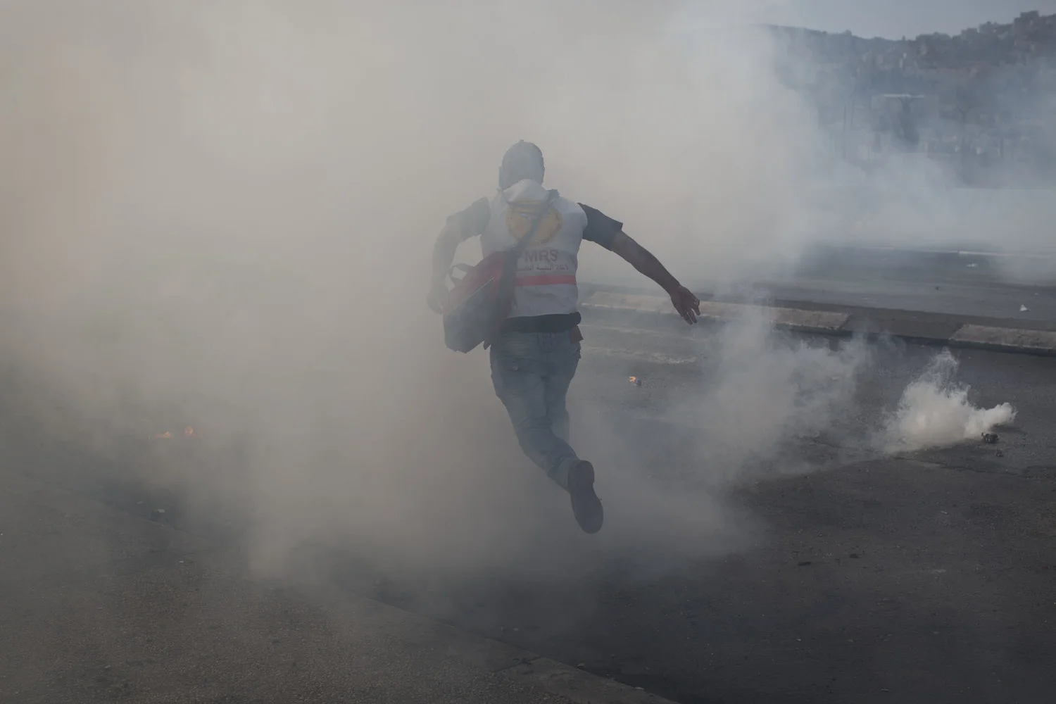 يعمل أول المستجيبين الفلسطينيين في ظل ظروف صعبة. إنهم يأتون إلى مواقع الاشتباكات مجهزين بأقنعة واقية من الغازات. وقد أصيب العديد من المتطوعين أثناء تأدية عملهم.