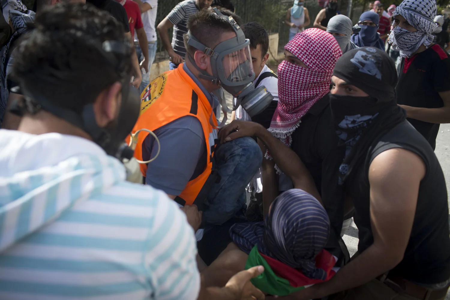مستجيب أول من جمعية الإغاثة الطبية الفلسطينية-منظمة منفصلة عن جمعية الهلال الأحمر الفلسطيني-يقوم بتضميد الجرحى خلال اشتباكات وقعت في بيت لحم. وقد أدت الاشتباكات مع الجيش الإسرائيلي في الضفة الغربية إلى إصابة العديد من الأشخاص بالرصاص المطاطي والغاز المسيل للدموع.