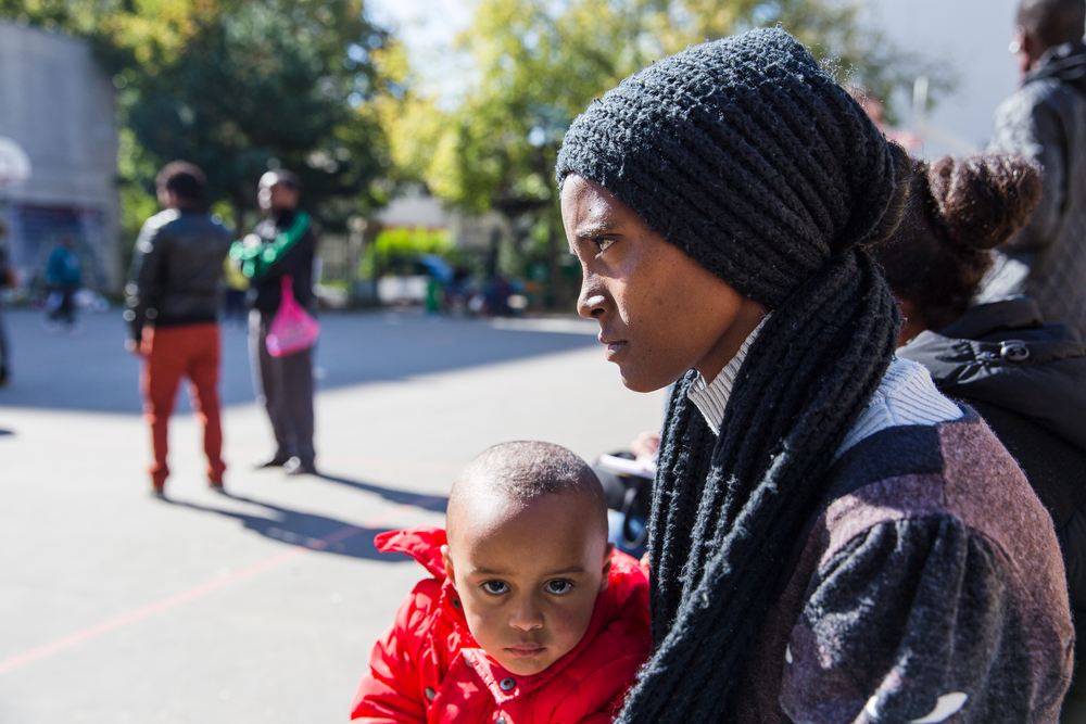  هذه الأسرة الإريترية تنتظر الانتقال إلى المستشفى: الطفل يعاني من مشكلة جلدية والأم تعاني من نقص التغذية. إن الظروف المعيشة هنا قاسية 