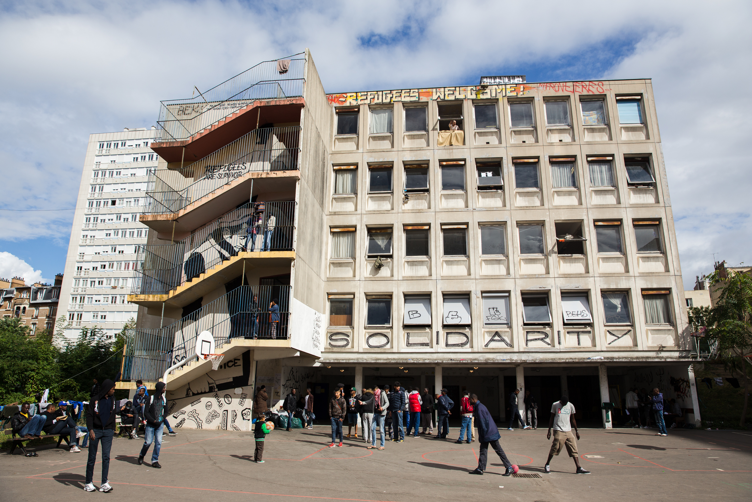   Les demandeurs d’asile ont commencé par s’installer dans ce lycée hôtelier désaffecté de Paris…  