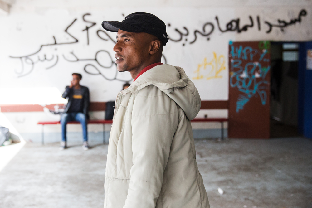   Mossab, 23 ans, vient du Soudan, où il travaillait comme peintre en bâtiment. Il a payé un passeur 1 000 dollars pour quitter son pays. Après quatre mois dans le désert libyen, il a embarqué dans un bateau de fortune pour rejoindre l’Italie. Quaran