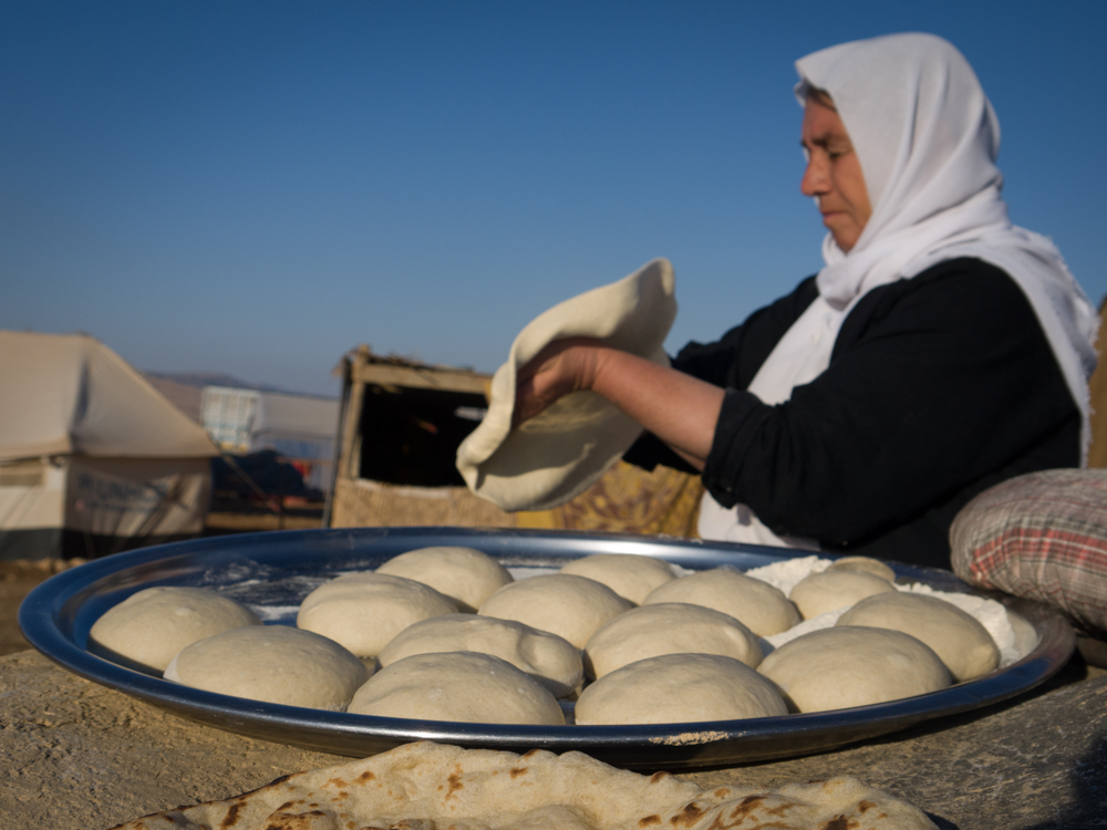 مطاحن الدقيق، التي حصلوا عليها كتبرعات، تمكن السكان المحليين من إنتاج الخبز الخاص بهم أثناء موسم الحصاد.