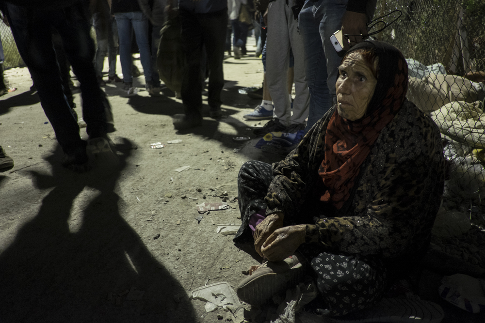   Une vieille femme kurde de Syrie, à l’extérieur de Moria. Les personnes âgées et les handicapés perdent souvent leur place dans la queue  