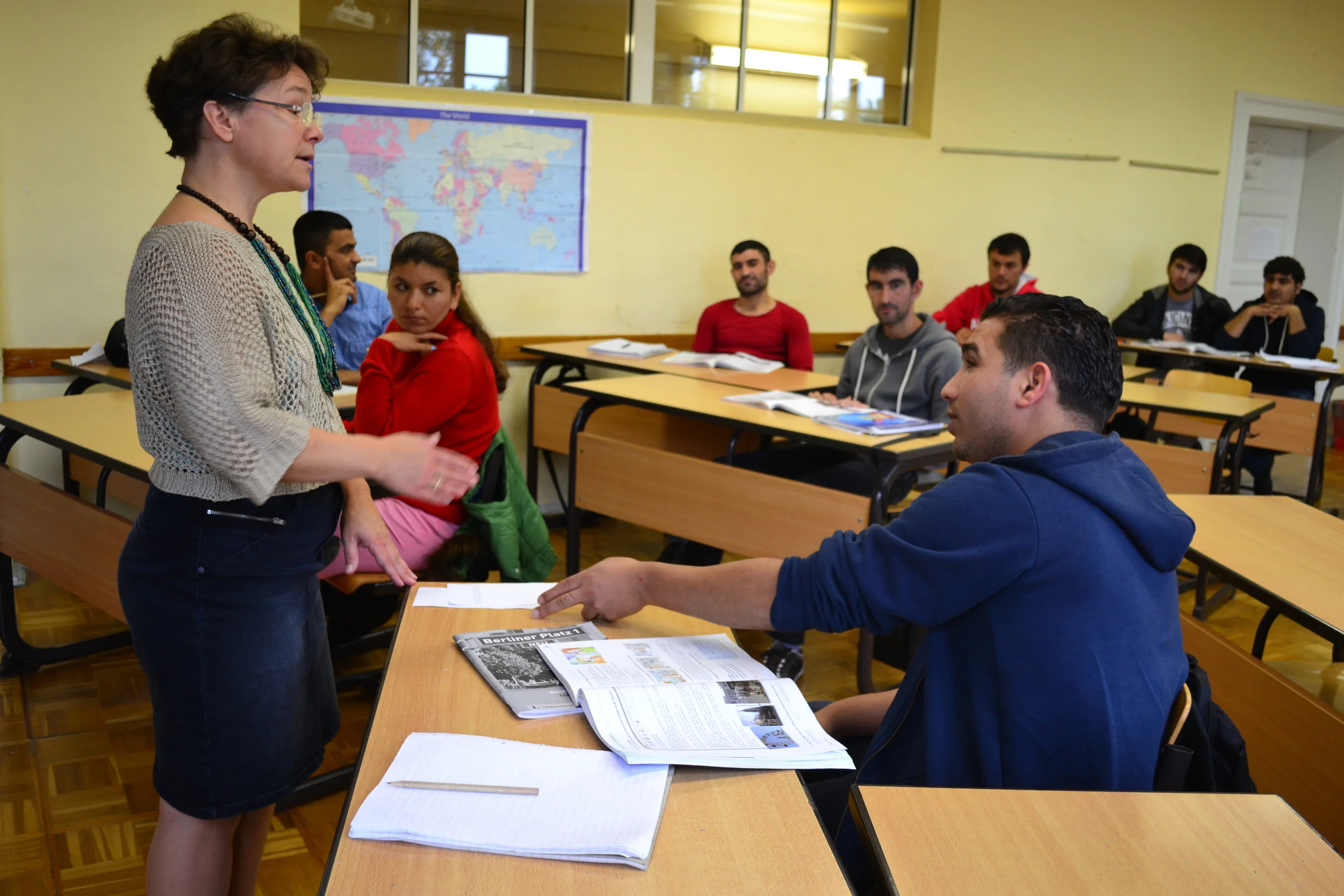 Fischer fires a question at Libyan refugee, Mohamed Abu-Baker (Kristy Siegfried/IRIN)