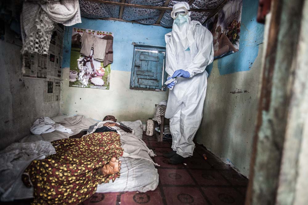 Un membre de l’équipe de Mme Kargbo fait un prélèvement oral pour dépister la présence du virus Ebola