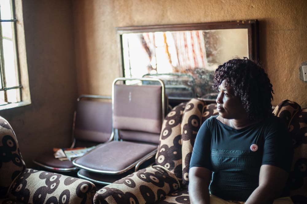  Mme Kargbo est assise dans son salon à Wellington, où Ebola a fait des ravages et où elle s’est fait insulter par ses voisin