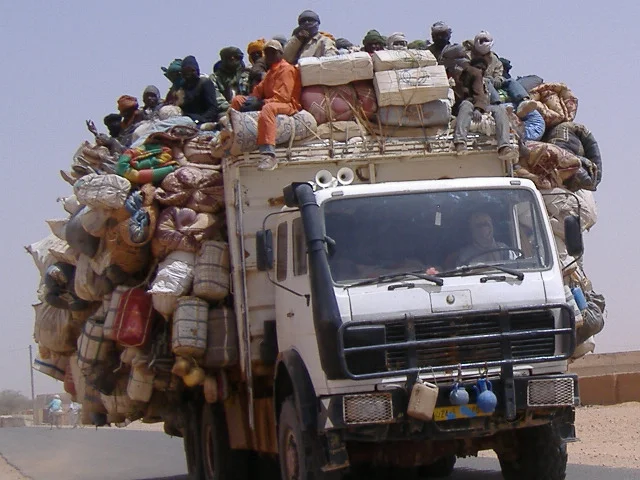 A truck of smuggled migrants leaves Agadez to cross the Sahara desert into Libya and Algeria (Ibrahim Diallo Manzo/IRIN )