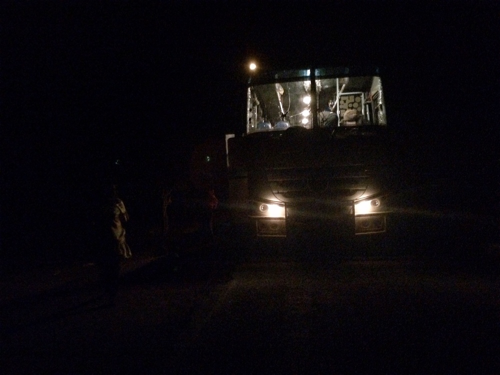 Les bus et les camions finissent souvent par emprunter des routes dangereuses de nuit, pour tenter d’atteindre la ville suivante, après être tombés en panne dans le désert (Katarina Höije/IRIN)