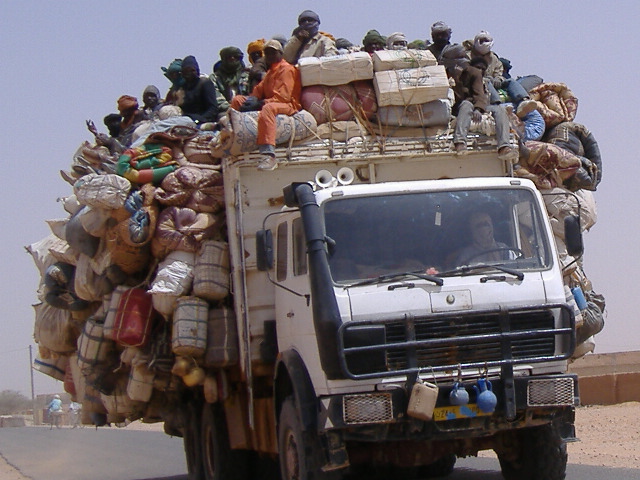 Un camion de passeur quitte Agadez pour se rendre en Libye ou en Algérie à travers le désert du Sahara (Ibrahim Diallo Manzo/IRIN )