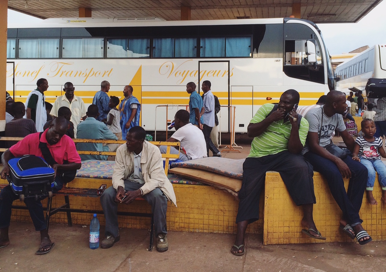 Des passagers attendent à Bamako un bus pour Gao. De là, atteindre la frontière algérienne peut prendre jusqu’à quatre jours. (Katarina Höije/IRIN)
