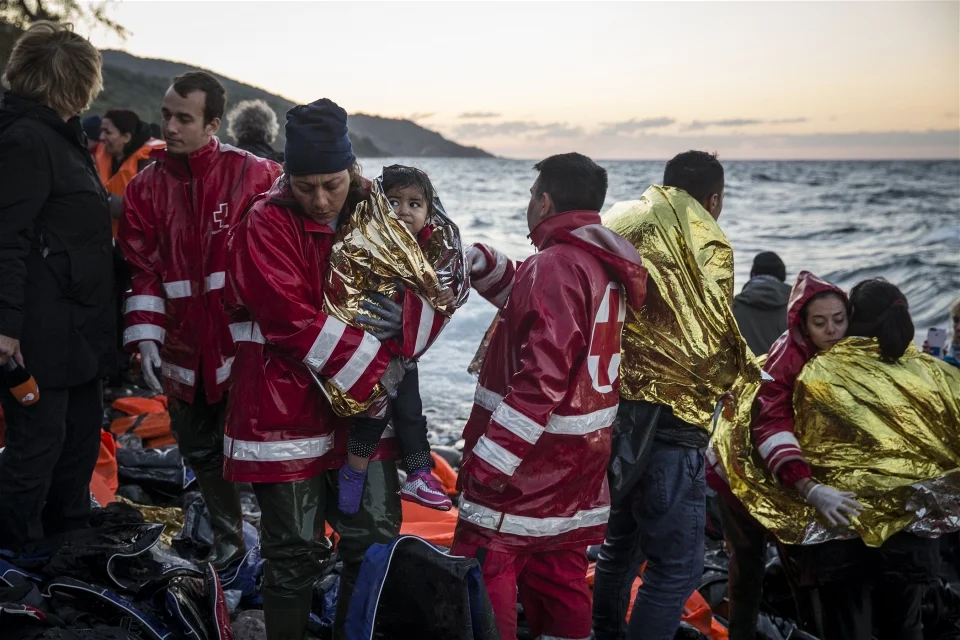 Volunteers try to warm migrants who have just come ashore on the Greek island of Lesvos (Jodi Hilton/IRIN)