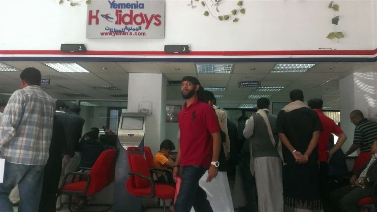 هل سيتحول اليمن إلى أزمة الهجرة المقبلة في أوروبا؟ فجأة أصبح الجميع يسمعون عن سوريا في ظل فرار مئات آلاف اللاجئين إلى شتى دول أوروبا. ولكن بالتحول إلى الجنوب، نجد أن دولة أخرى تنهار في منطقة الشرق الأوسط أيضاً، وربما بمعدل أسرع. هل يبدأ اللاجئون من اليمن الآن في الفرار إلى أوروبا أيضاً؟