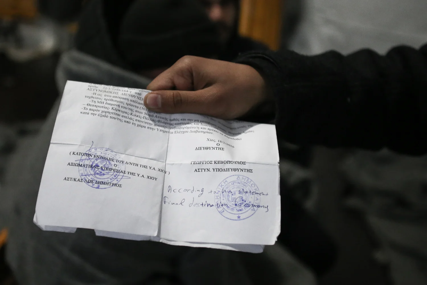 Un réfugié afghan montre son document d’identité grec, sur lequel la police a écrit : « Destination finale déclarée : Allemagne ». Conformément à la dernière mesure adoptée en matière de politique frontalière, seuls les réfugiés affirmant que leur destination finale est l’Allemagne ou l’Autriche sont autorisés à entrer en Macédoine.
