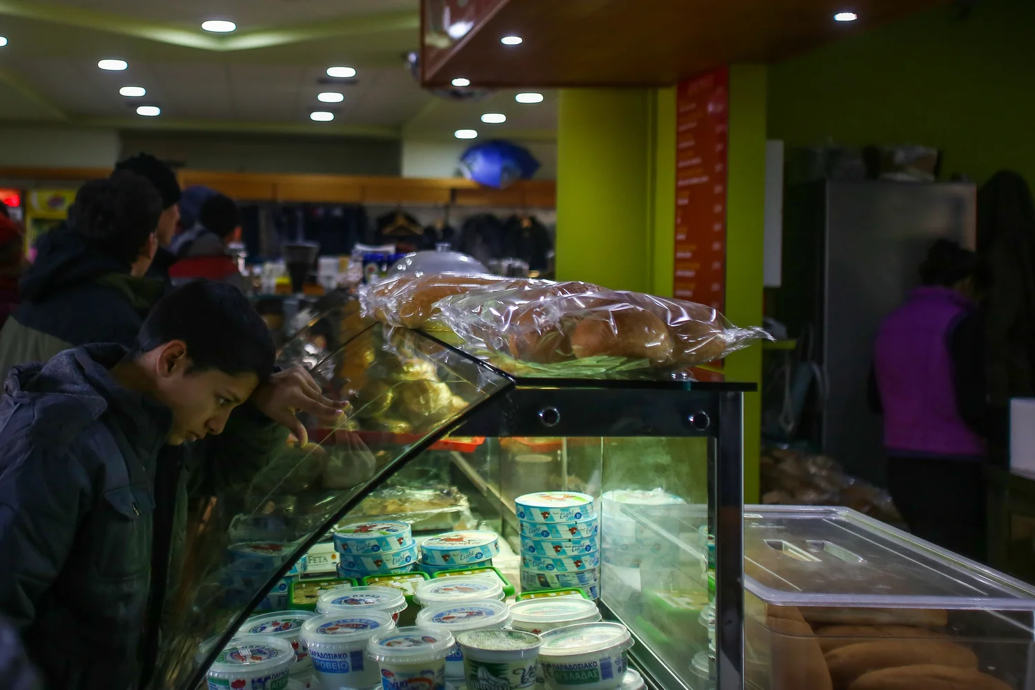 Un jeune Syrien dans le petit café de la station-service où la police grecque oblige les bus transportant des réfugiés et des migrants à s’arrêter pendant des jours avant de se rendre à la frontière macédonienne. Beaucoup attendent si longtemps qu’ils n’ont d’autre choix que d’acheter à manger. À 20 km de là à peine, un camp de transit offre gratuitement de la nourriture, des vêtements et des soins médicaux.