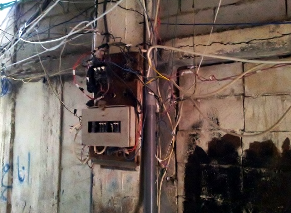  شبكة الكهرباء غير الرسمية هي مصدر دائم للخطر والإزعاج 