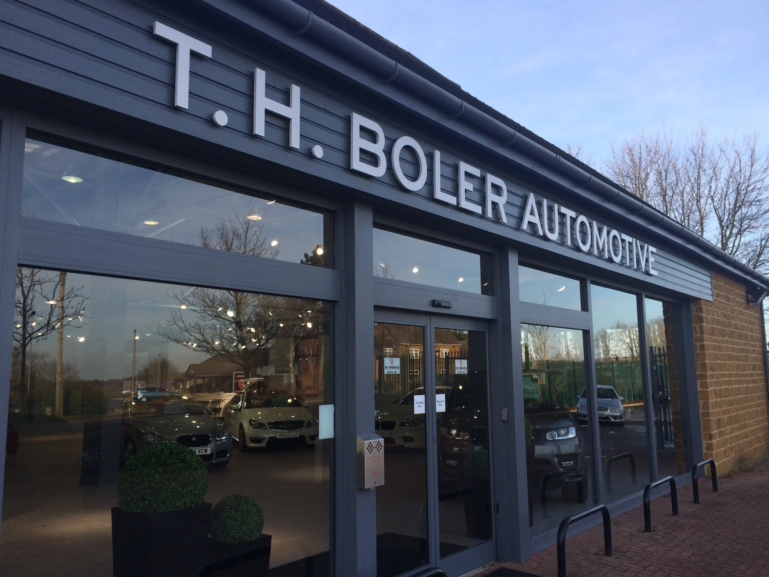 20mm flat cut acrylic letters - TH Boler