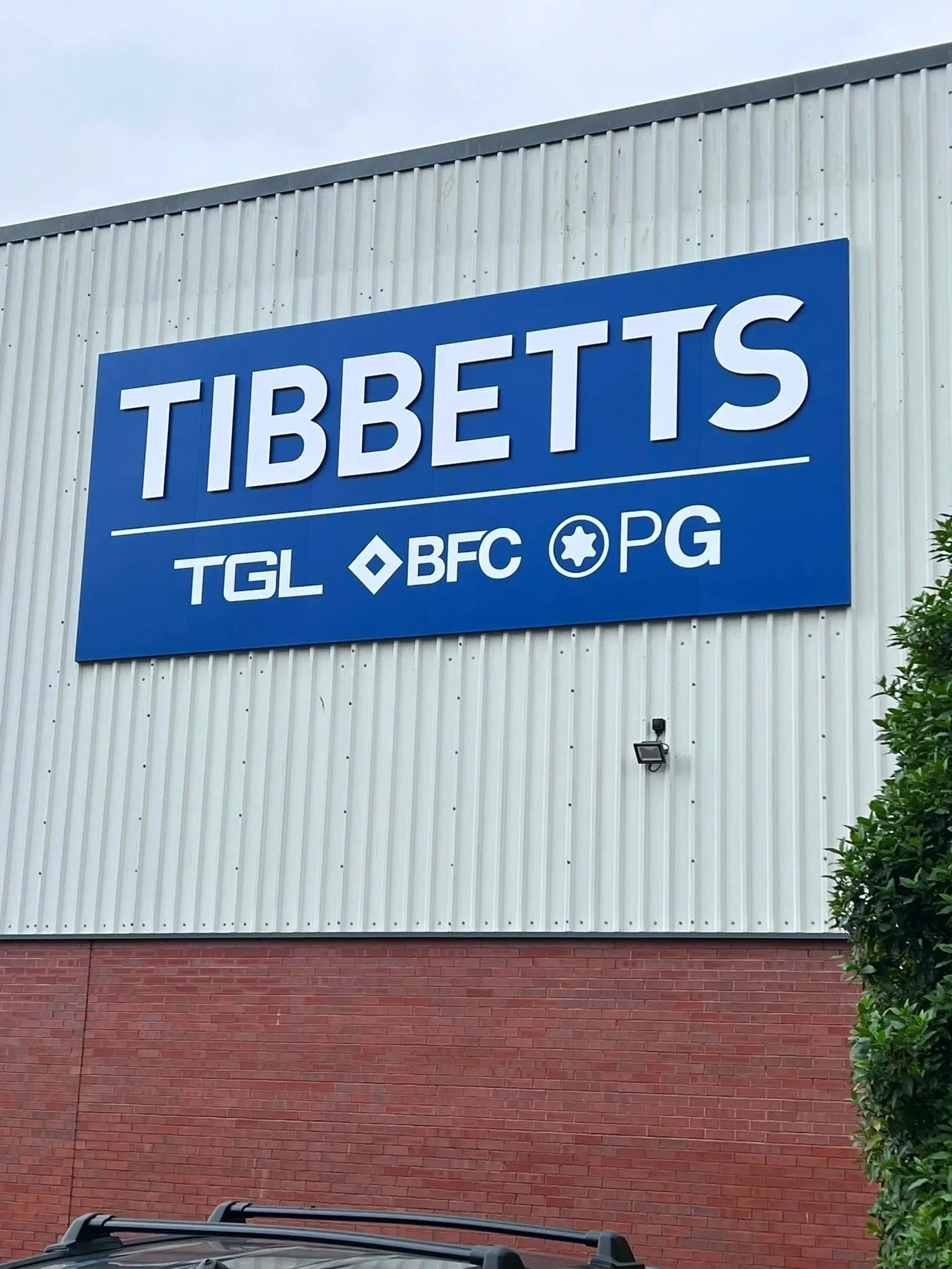 Sign tray with flat cut letters