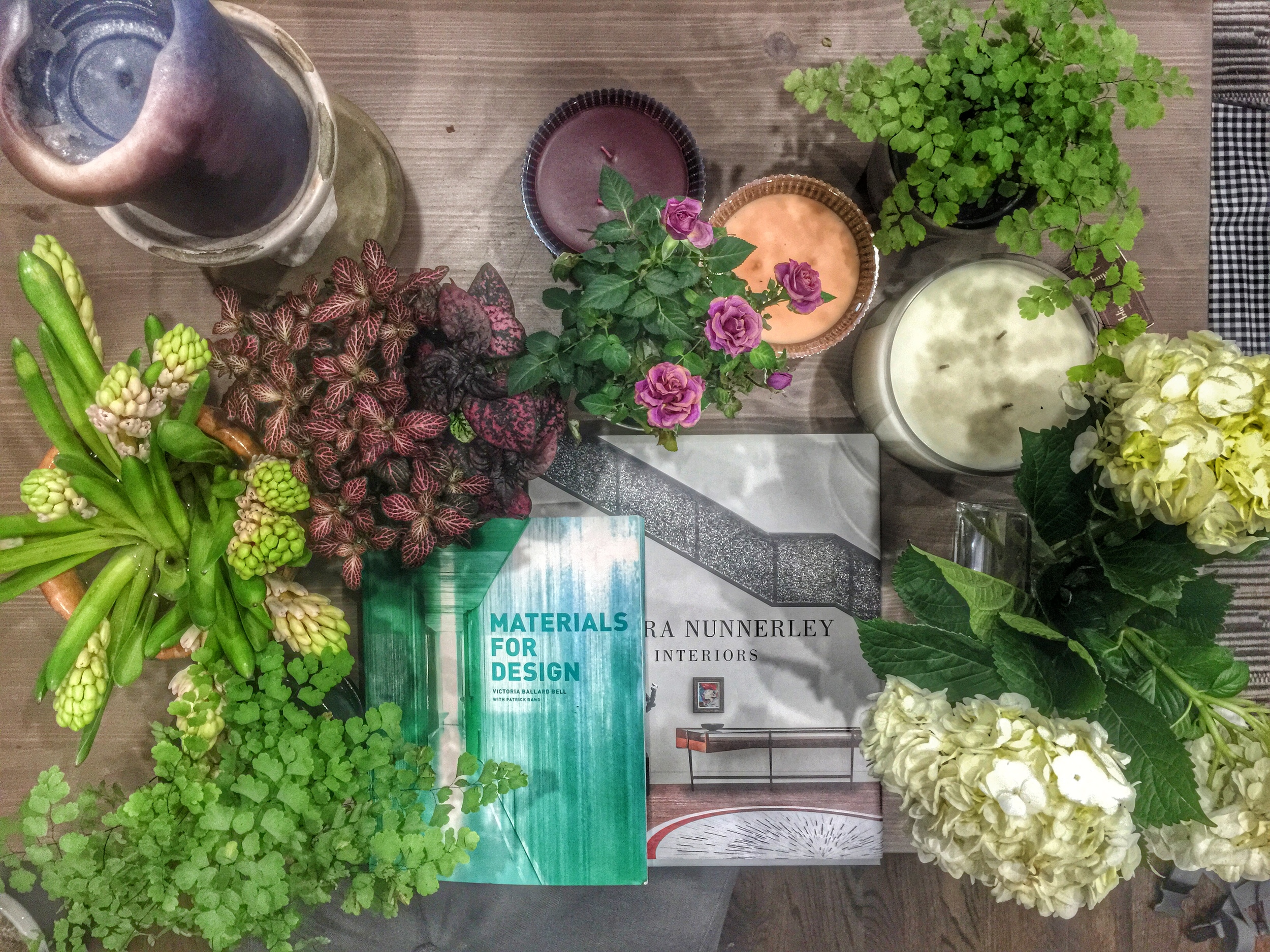 Roi's own assortment and styling. Lately I might went too far at my house by creating an urban jungle that smells like vanilla (my favorite candle smell) but honestly there is nothing better than that!