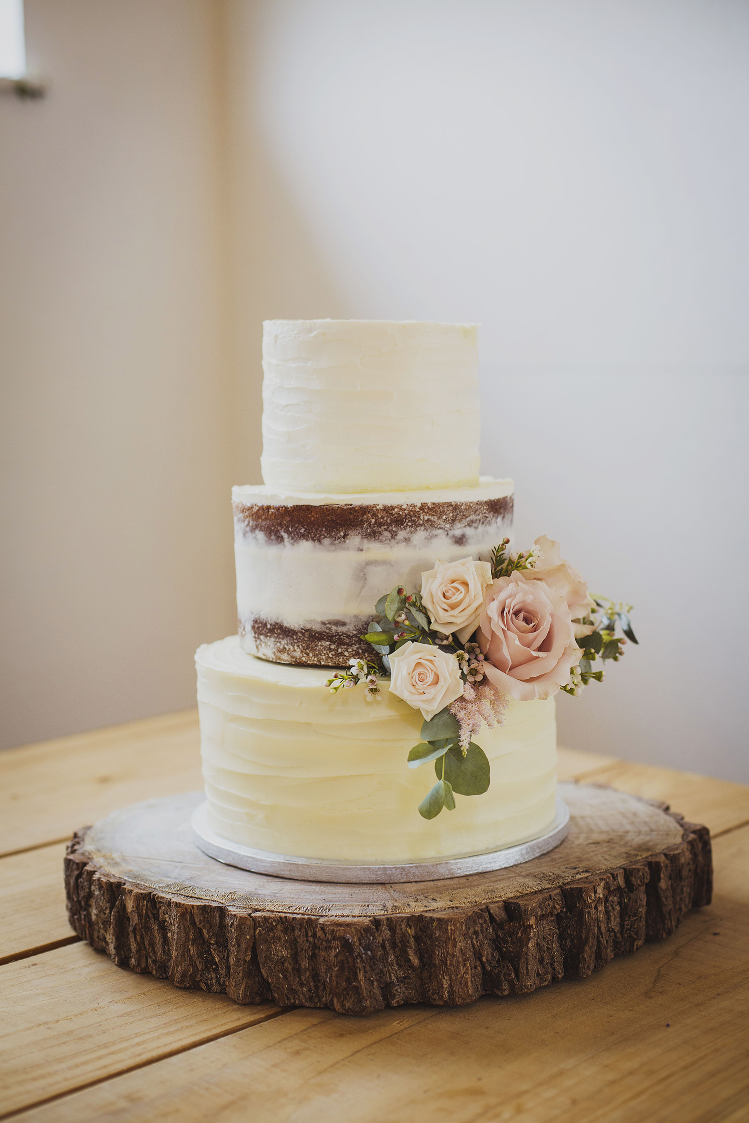 wedding cake at cott farm barn wedding venue somerset 
