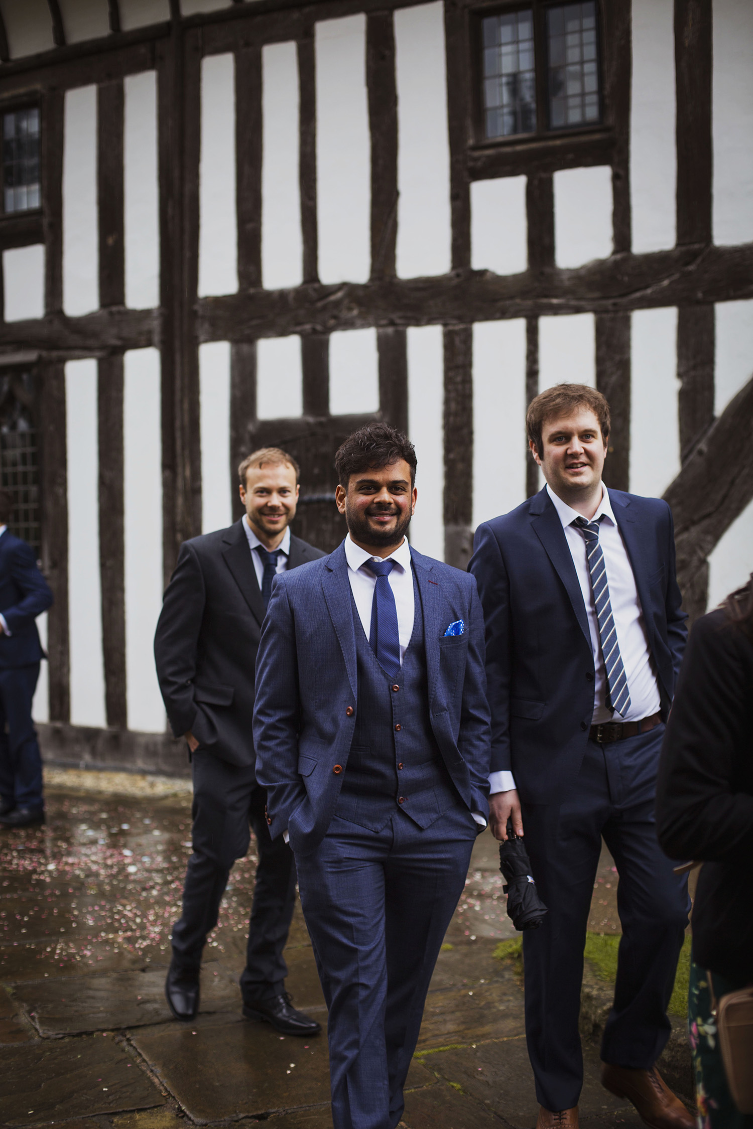 guests arriving at knowle parish church diy wedding