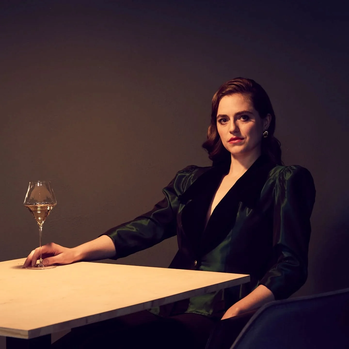 CHEERS TO 2025 🥂
.
📸 @julia_puder_photography
💄 Kristin Welzl
.
#comingup #cheers #soprano #operasinger #andromahiraptis