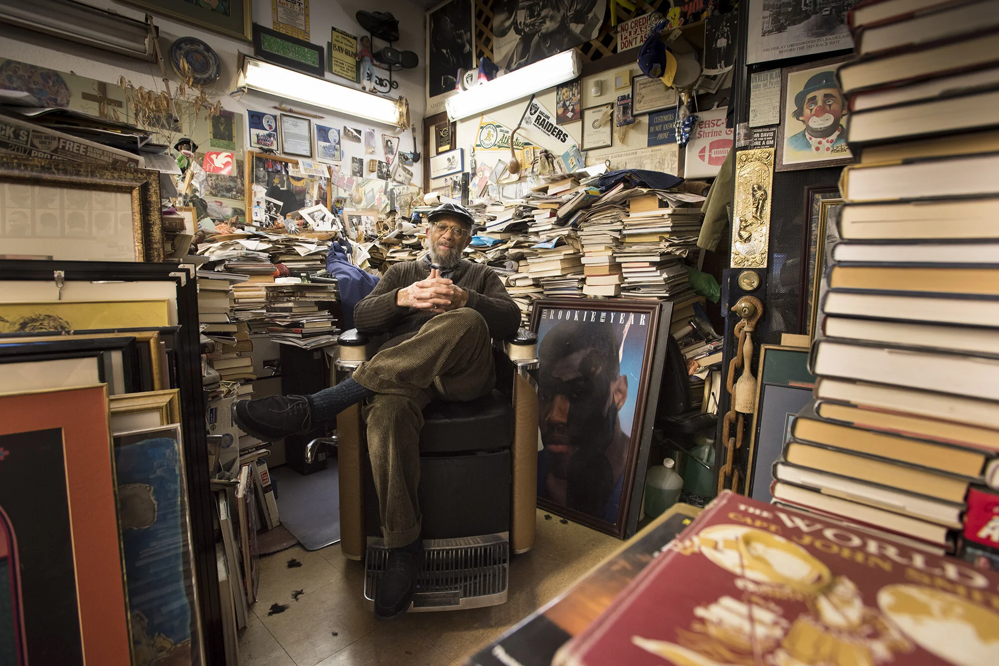 Photograph of the best barbershop in Oakland, California 