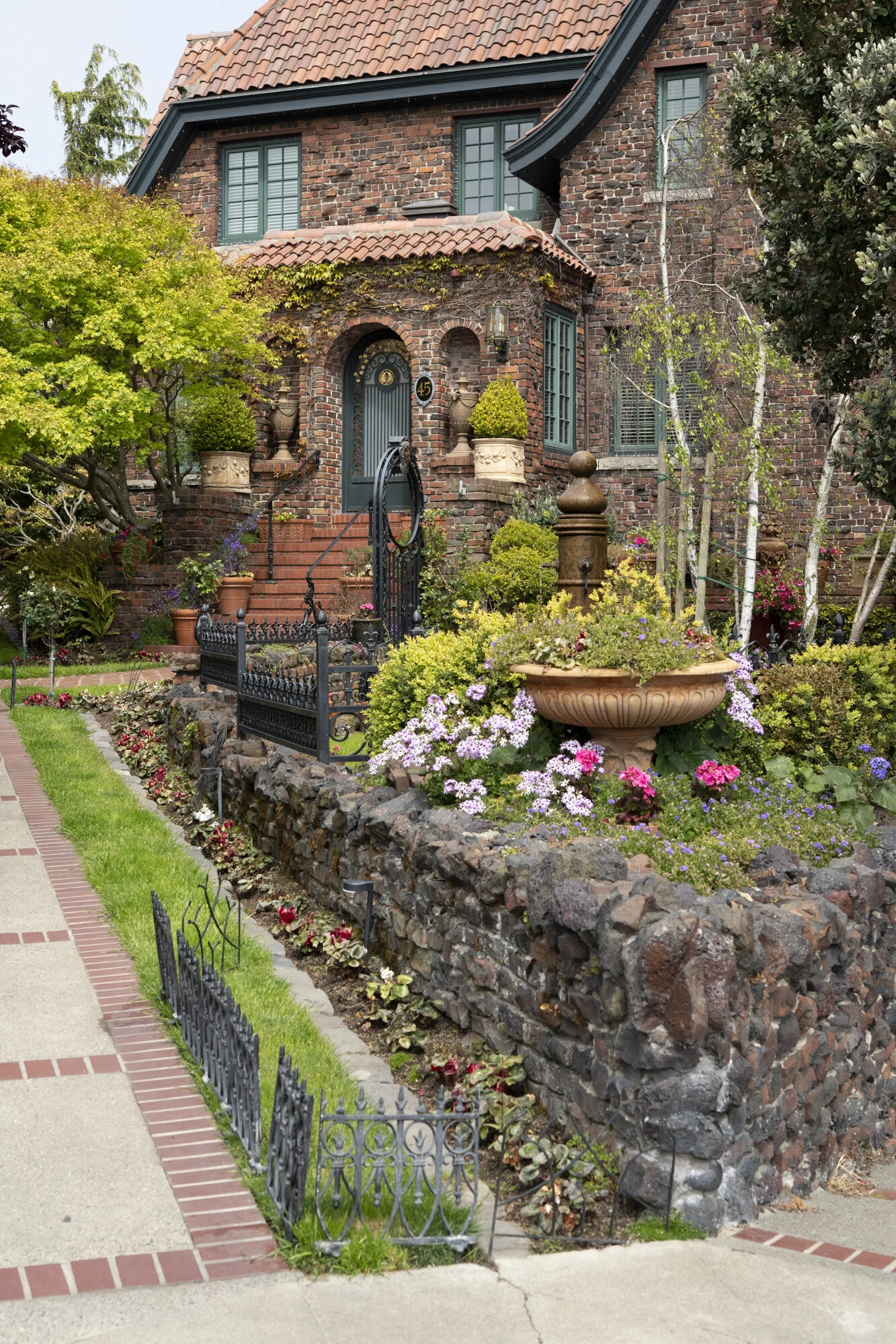  Photograph of a beautiful house in the Ashbury Heights neighborhood of San Francisco, California  