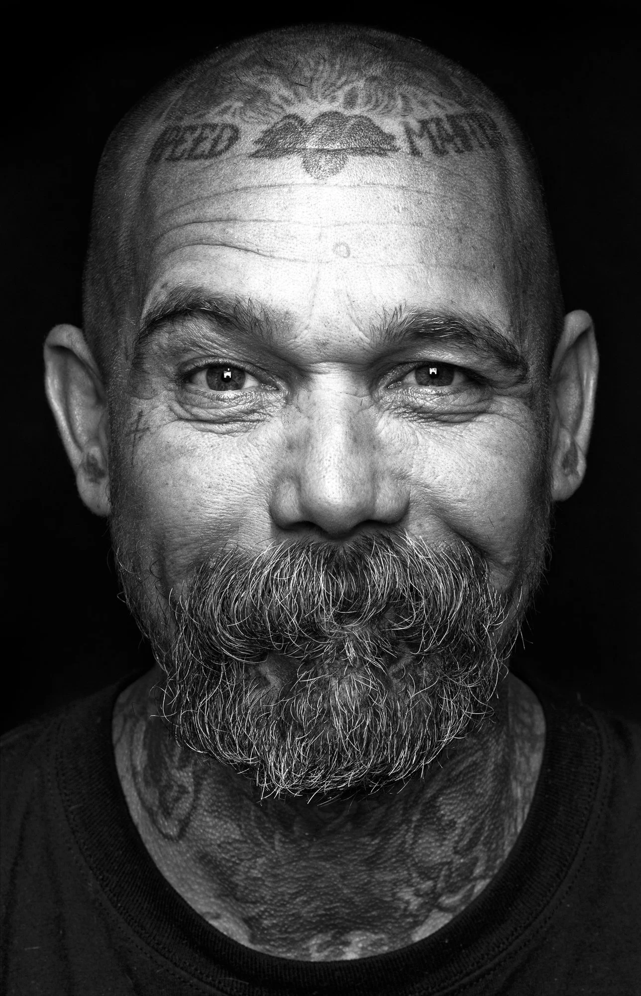  Photograph of a tattooed barber in Southern California 