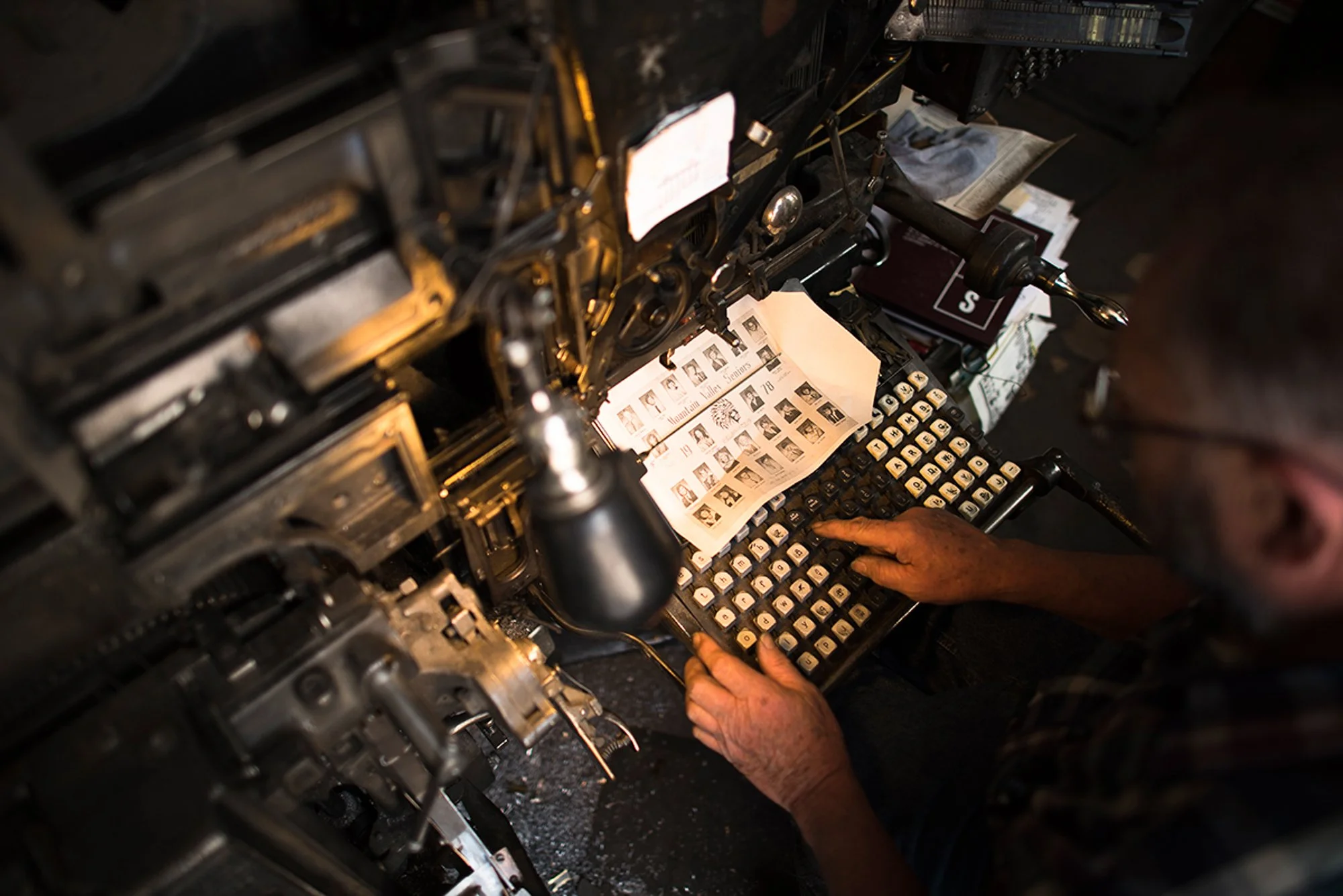 Dean Coombs operating the Linotype keyboard