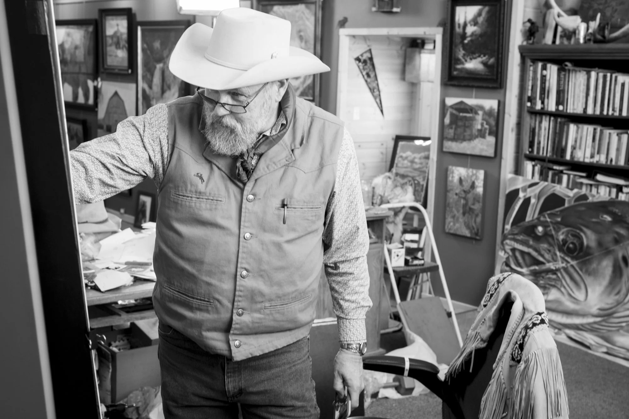 Western charcoal artist Doug Monson working on a drawing at the Western Skies Gallery